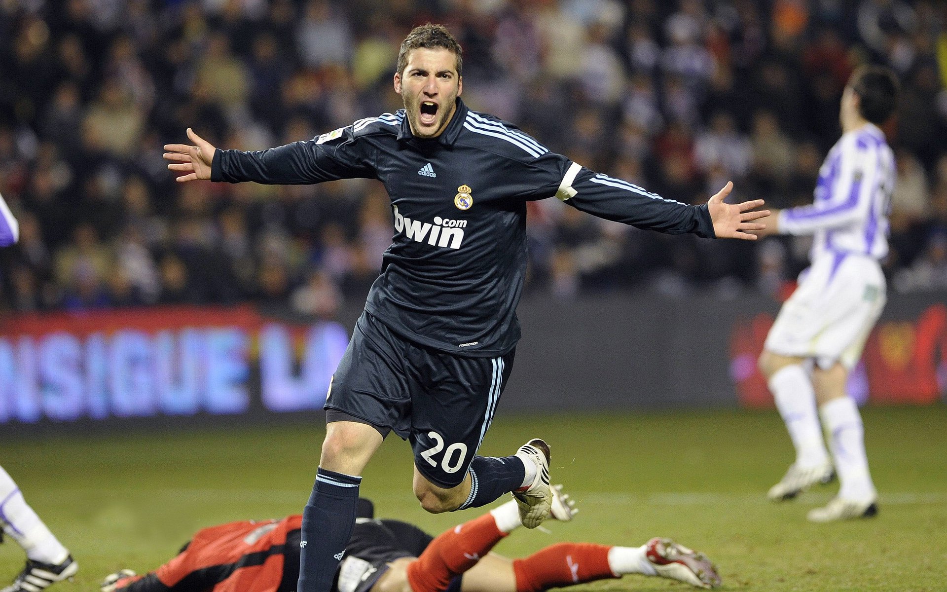 孙兴慜统治级数据闪耀世界杯，突尼斯战术压制洪都拉斯显智慧