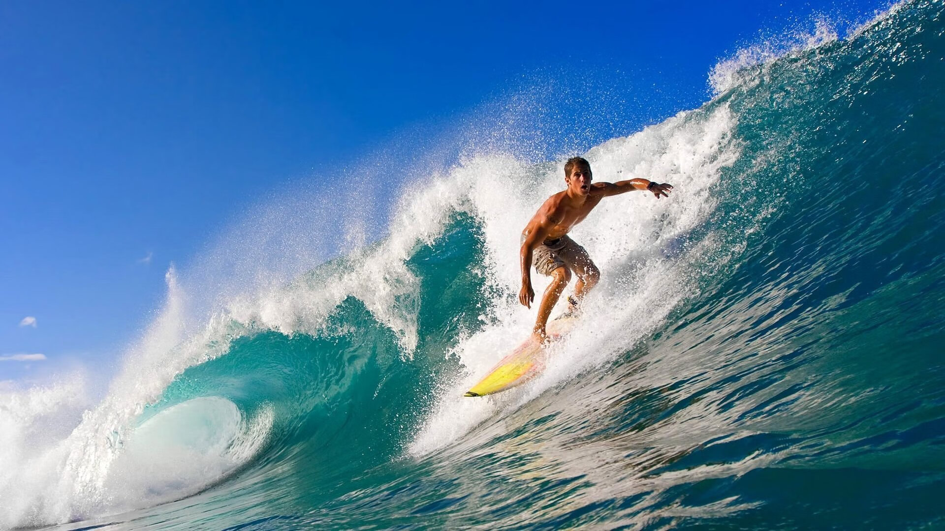 赛道上的心跳时刻，阿斯顿马丁险胜梅赛德斯，皮亚斯特里状态火热改写格局