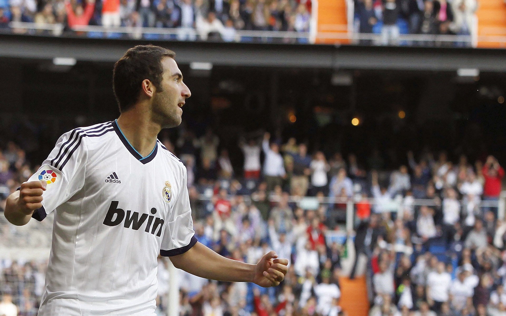 双星闪耀，C罗点杀高卢雄鸡，小胖神球征服巴黎—险胜与惊艳背后的体育史诗